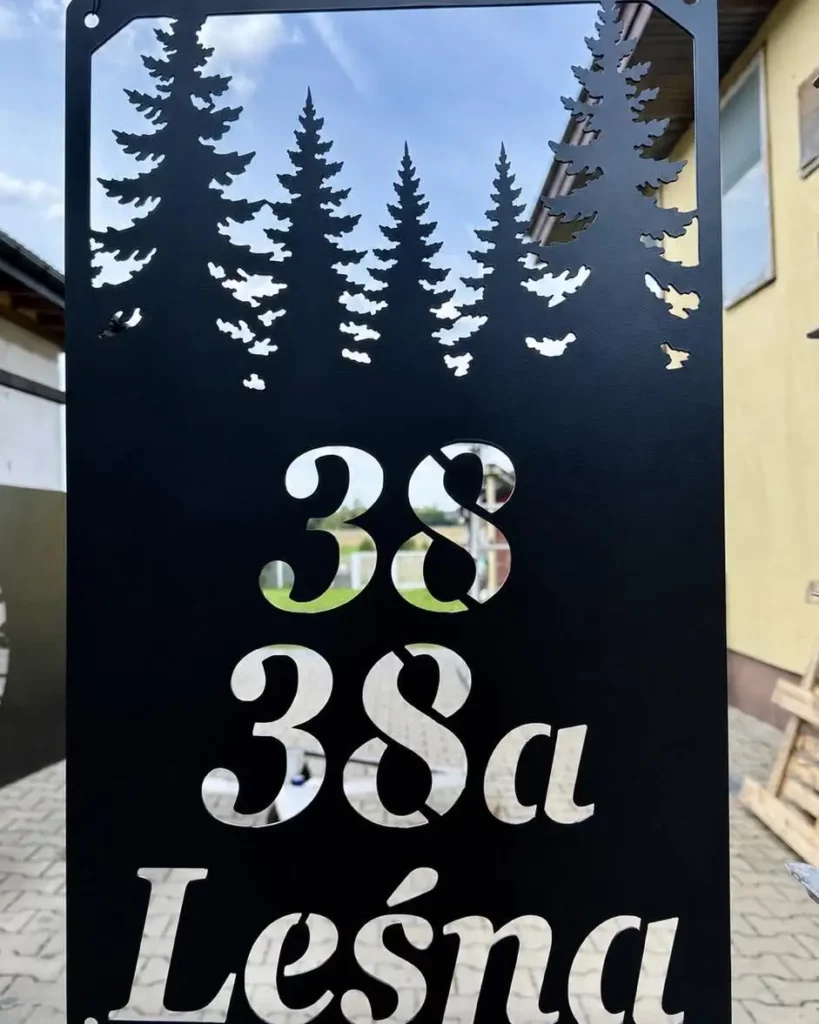 Tabliczka adresowa wycięta w metalu cnc
